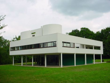 Villa Savoye, a seminal example of modern architecture designed by Le Corbusier. Completed in 1931. Photo by Wikipedia user Valueyou.
